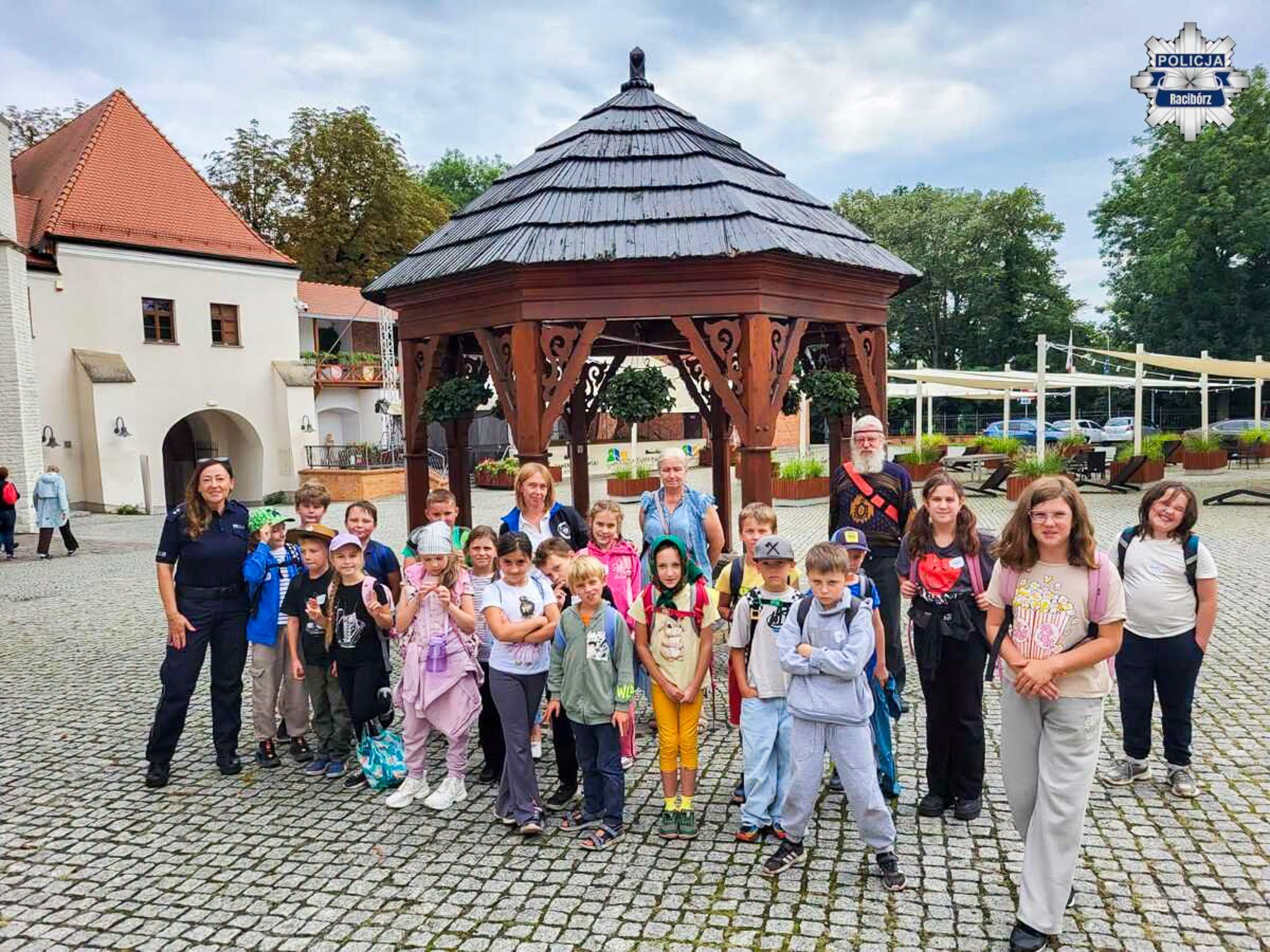 Na zdjęciu uczestnicy spotkania poświęconego bezpieczeństwu dzieci i młodzieży podczas letniego wypoczynku
