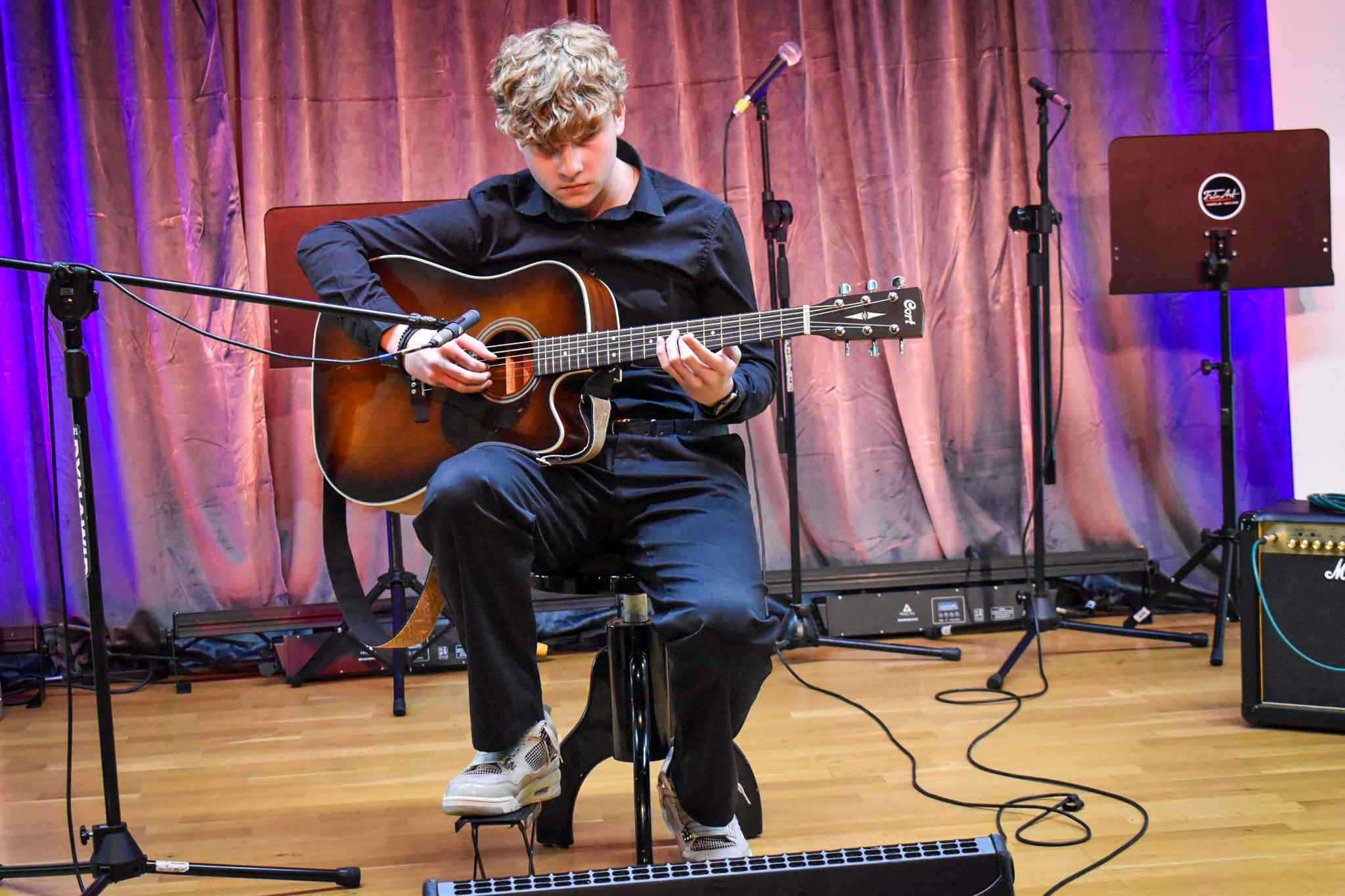 Uczeń Ogniska Muzycznego Fulnart gra na gitarze