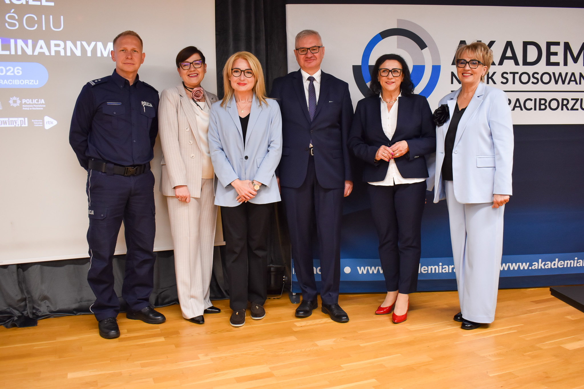 Na zdjęciu grupa os&oacute;b, uczestnik&oacute;w konferencji naukowej na Zamku Piastowskim