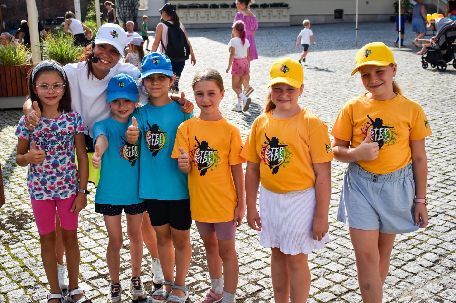 Na zdjęciu Joanna Dudkiewicz z dzieciakami z Zumba Kids/Be Fit Fitness Room