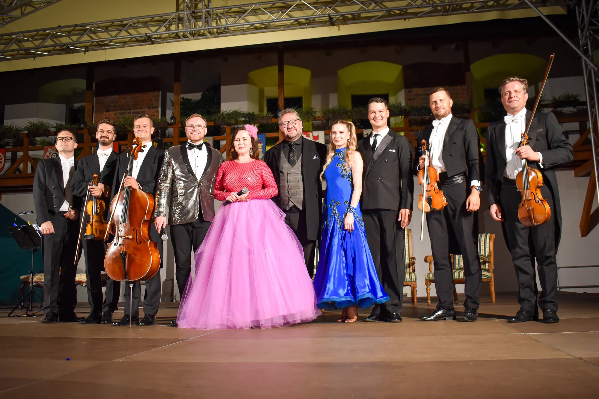 Na zdjęciu między innymi Joanna Wojtaszewska, Kamil Roch Karolczuk oraz Michał Musioł, w towarzystwie Kameralnego Zespołu Operetkowego pod kierownictwem Michała Rusa i zjawiskowych tancerzy