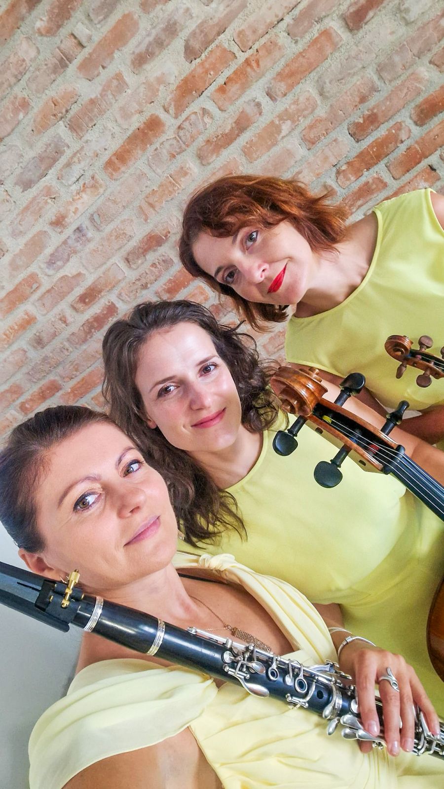 Joanna Kania (klarnet), Ariadna Łęcka (wiolonczela) i Elżbieta Skrzymowska (skrzypce)
