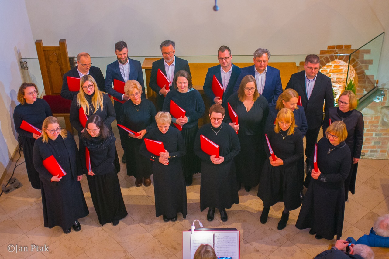 Na zdjęciu schola &bdquo;Od Serca&rdquo; podczas występu w kaplicy na Zamku Piastowskim