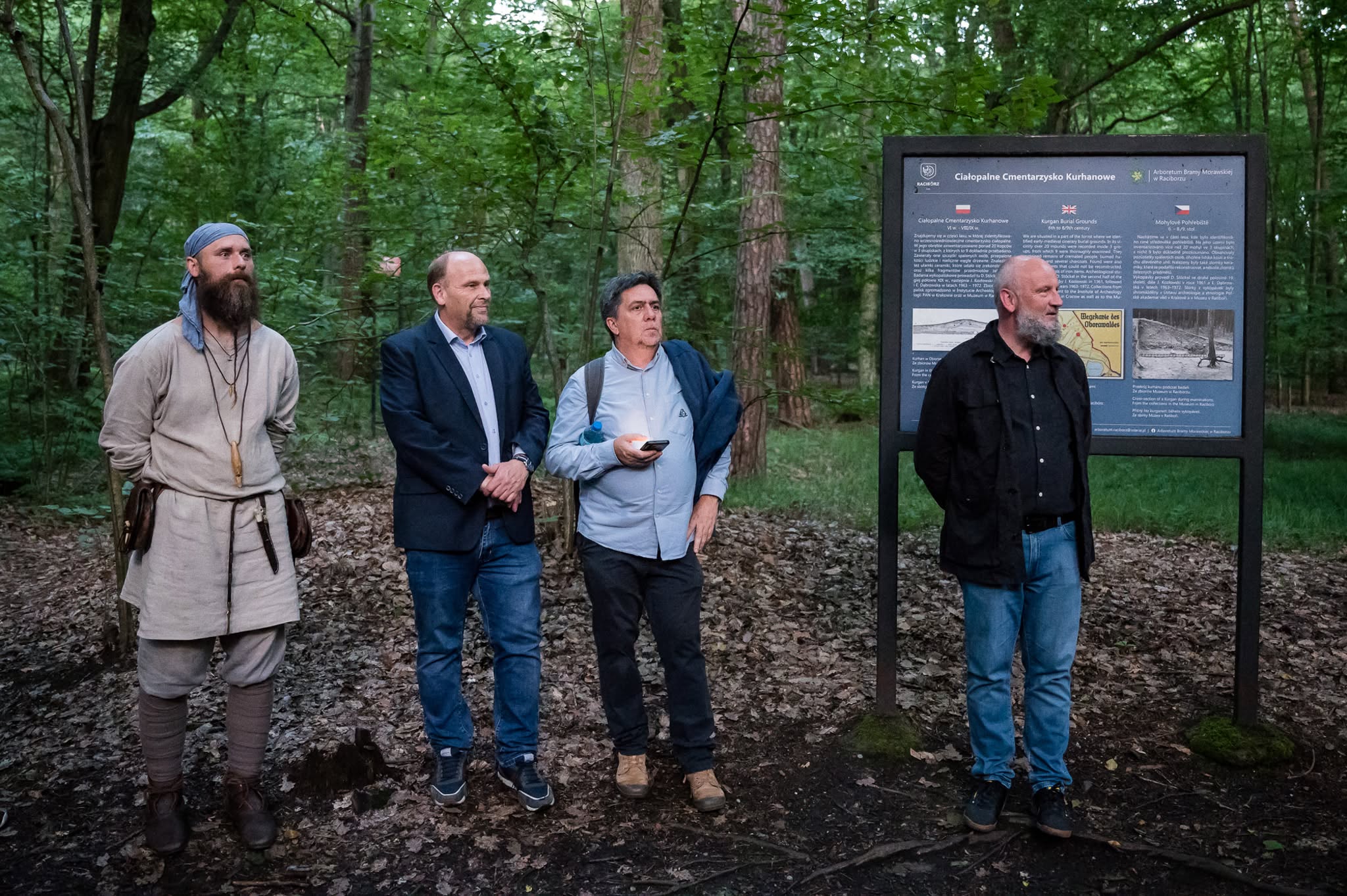 Stoją od lewej: Marek Mansz, Sławomir Kulpa, doktor Mirosław Furmanek oraz Grzegorz Wawoczny