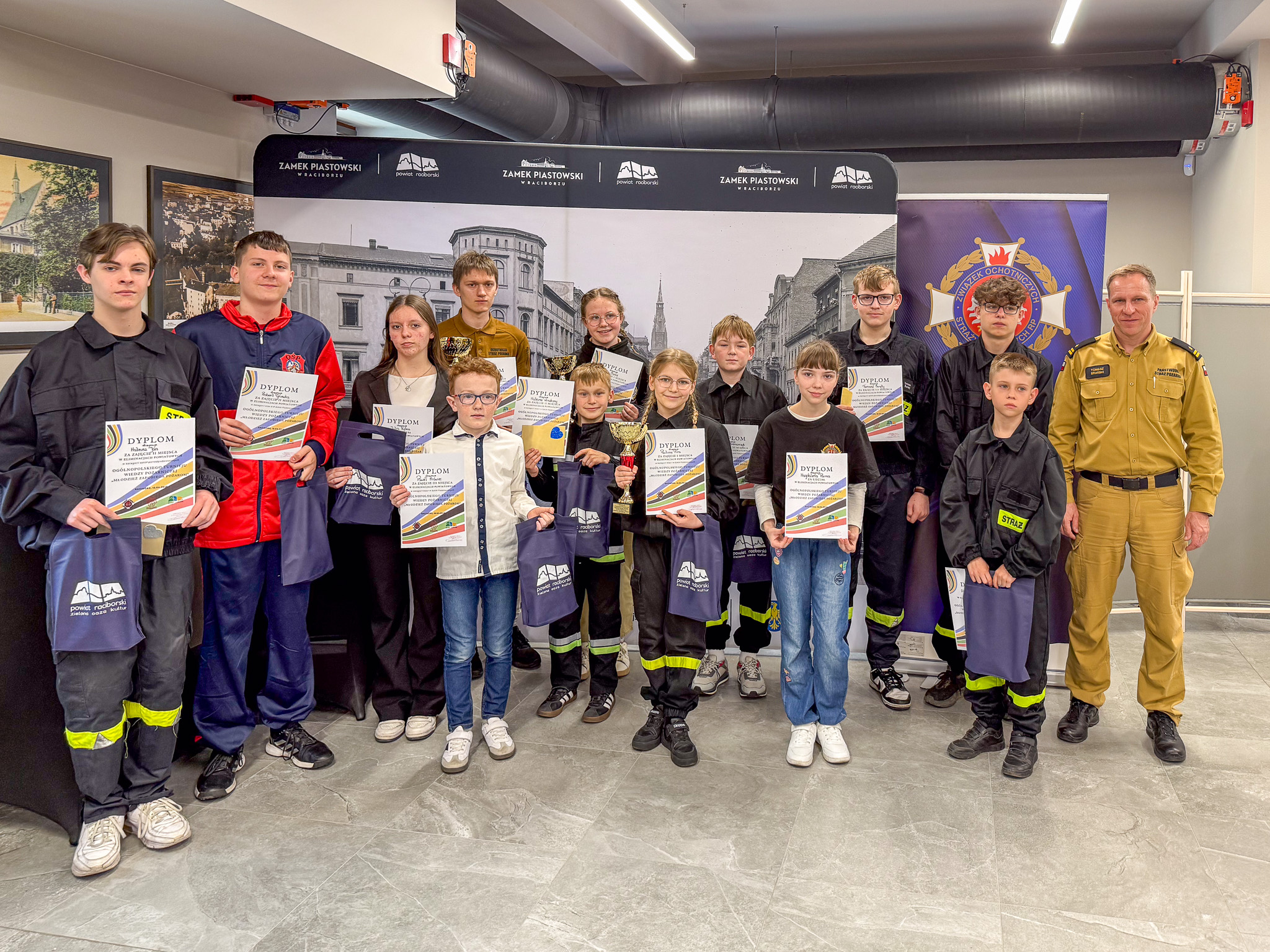 Na zdjęciu grupa os&oacute;b - laureaci Og&oacute;lnopolskiego Turnieju Wiedzy Pożarniczej