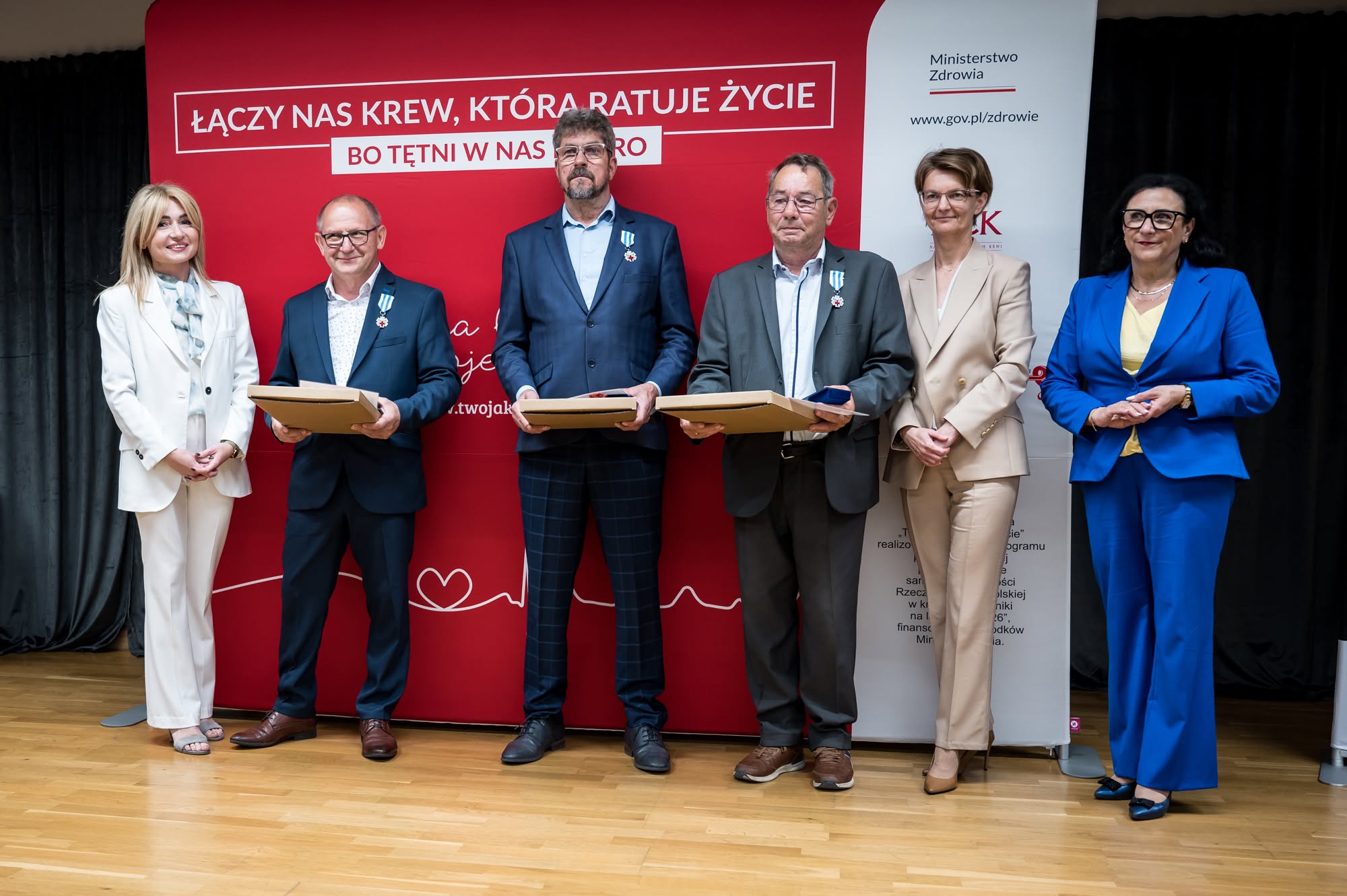 Na zdjęciu uroczystość wręczenia odznaki &bdquo;Zasłużony dla Zdrowia Narodu&rdquo;