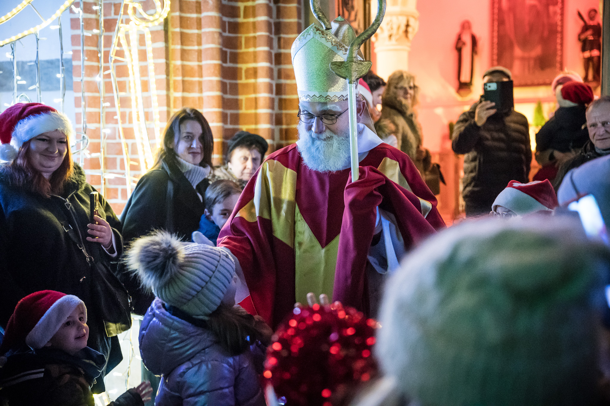 Zamkowa parada świętego Mikołaja przyciągnęła tłumy