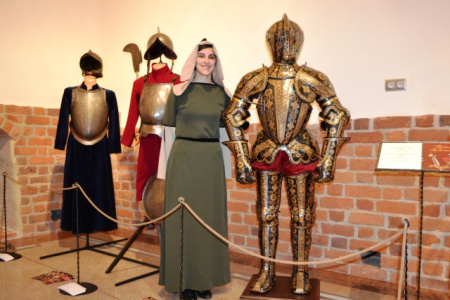 Kobiecy strój mieszczański oraz zbroja sir George Clifforda