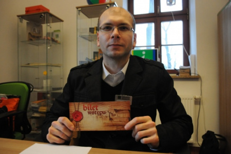 Zamek wprowadza bilety. Opłaty są symboliczne