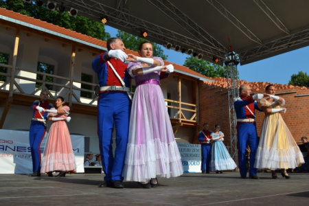 Zamkowa biesiada z folklorem