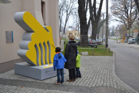 Śląskie. Sprawdza się! Wielka dłoń przed zamkiem!