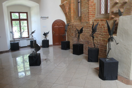 Zamkowe wnętrza przyjazne sztuce. Metaloplastyka Jarosława Chyca