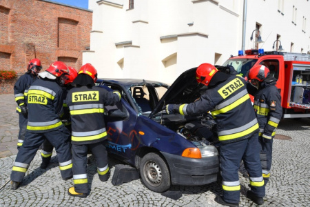 Pokazy strażackie i medyczne na zamku - akcja Zamkowy Zuch 2014