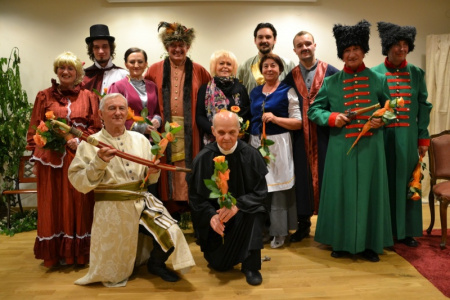 Artyści z zamkowego teatru na wakacyjnym tournee