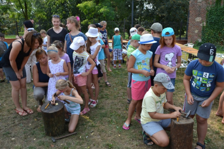 Spotkanie z płatnerzem, czyli Letnia Akcja Zamkowe Zuchy 2015 na zamku