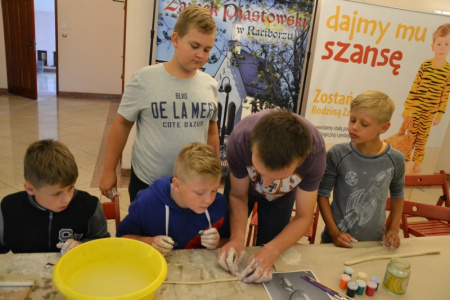 Letnia Akcja Zamkowe Zuchy 2016 – wytwarzanie ozdób w glinie