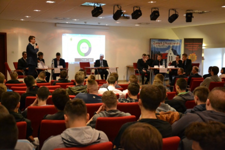 „Nowoczesne technologie komunikacyjne to zagrożenie” - debata oksfordzka na zamku za nami