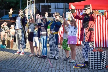 Magia teatru na dziedzińcu Zamku Piastowskiego. Teatr Jednej Miny porwał najmłodszych widzów
