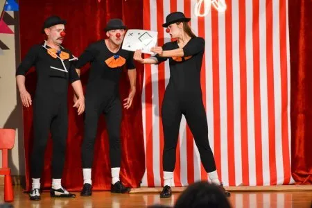Cyrkowa magia mimo deszczu. Teatr Jednej Miny wystąpił na Zamku Piastowskim