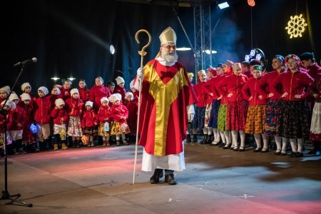 Zamkowa parada świętego Mikołaja przyciągnęła tłumy. W niedzielę wystąpi TOBY
