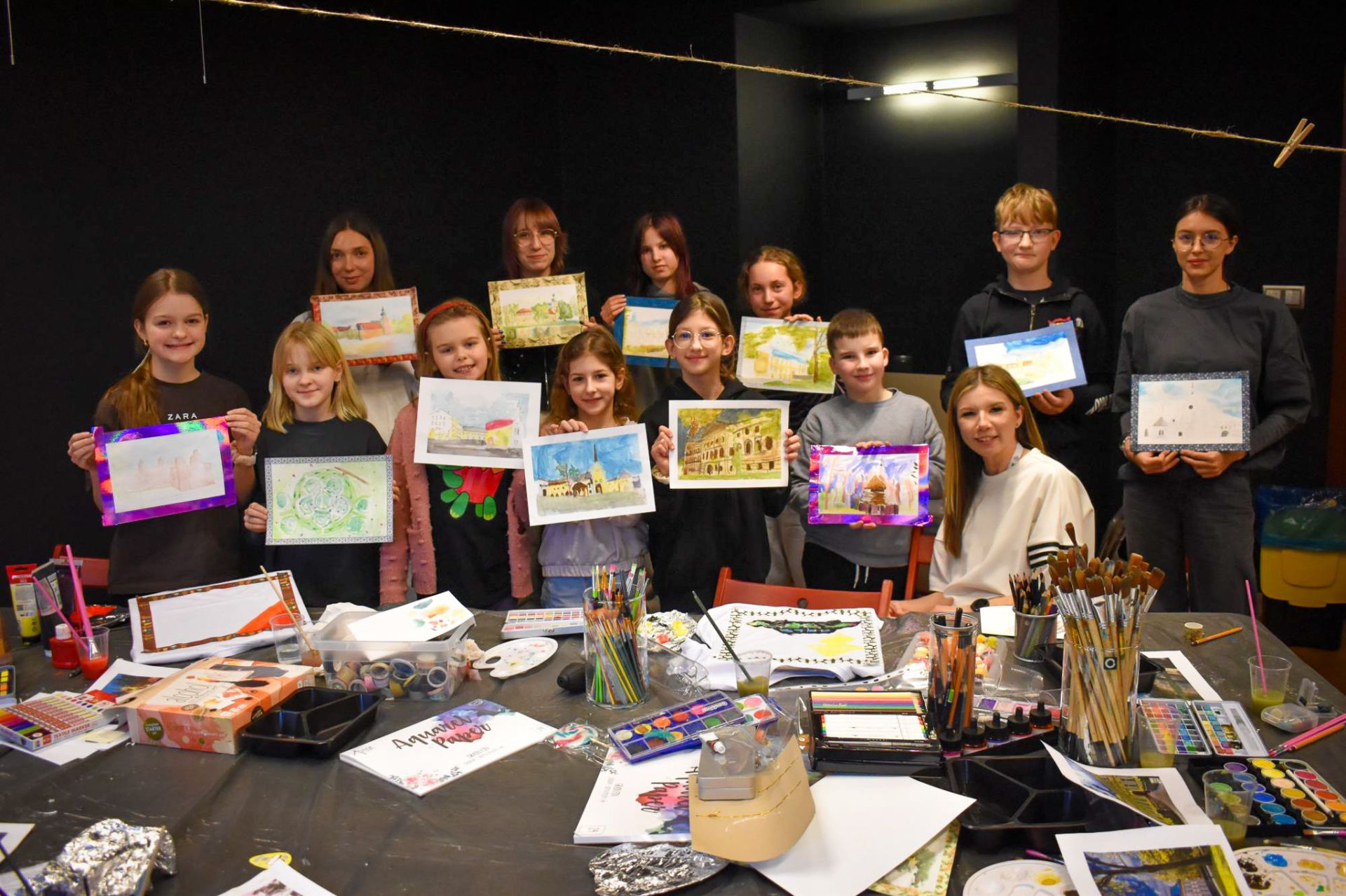 Art Camp na Zamku Piastowskim: Młodzi tw&oacute;rcy malują historię i przyszłość raciborskich zabytk&oacute;w