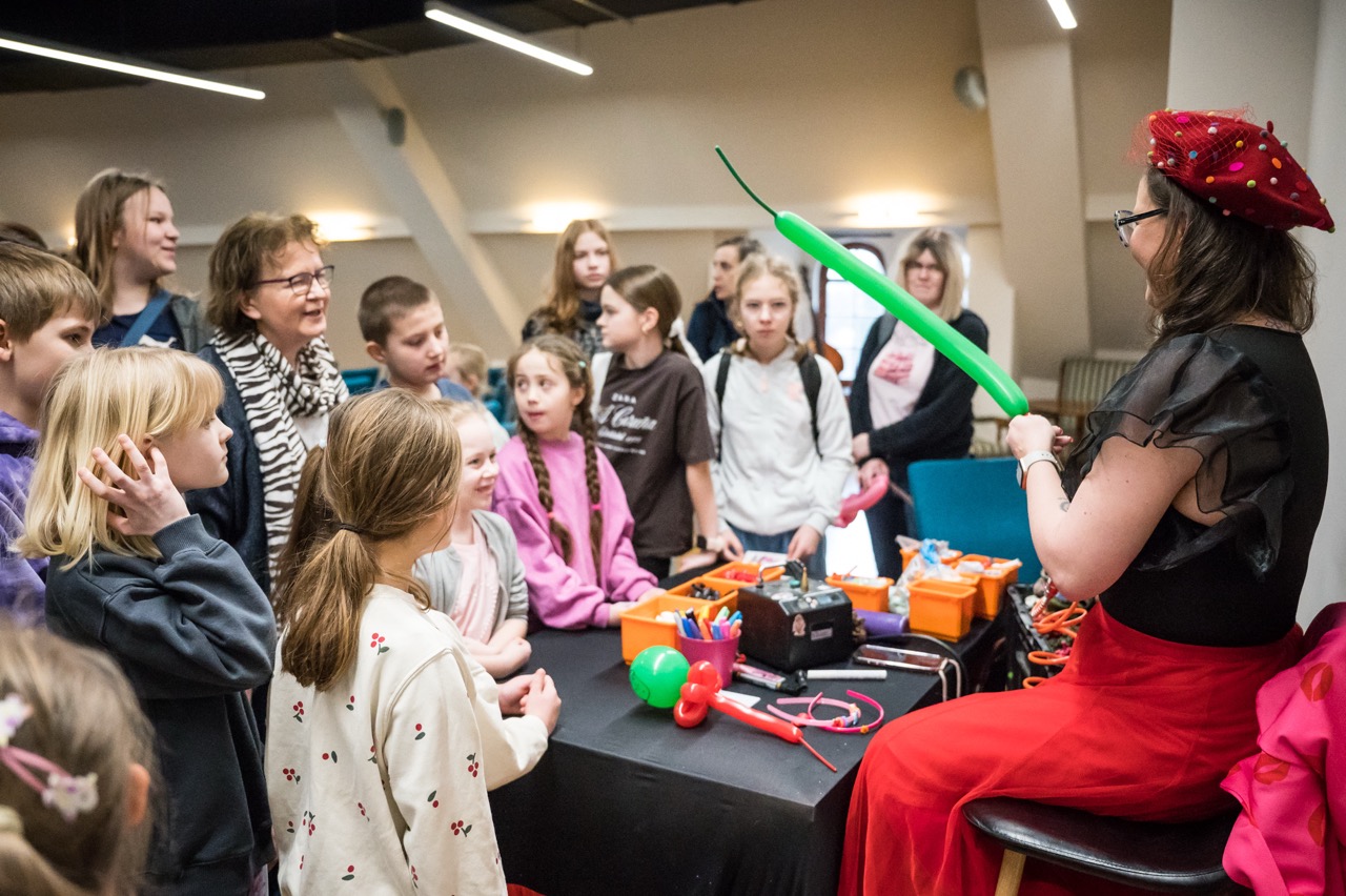 Dzieci bawiące się balonikami