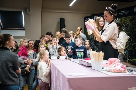 Karmel i balony na Zamku Piastowskim. Atrakcje dla dzieci w ramach akcji Wakacje w Powiecie