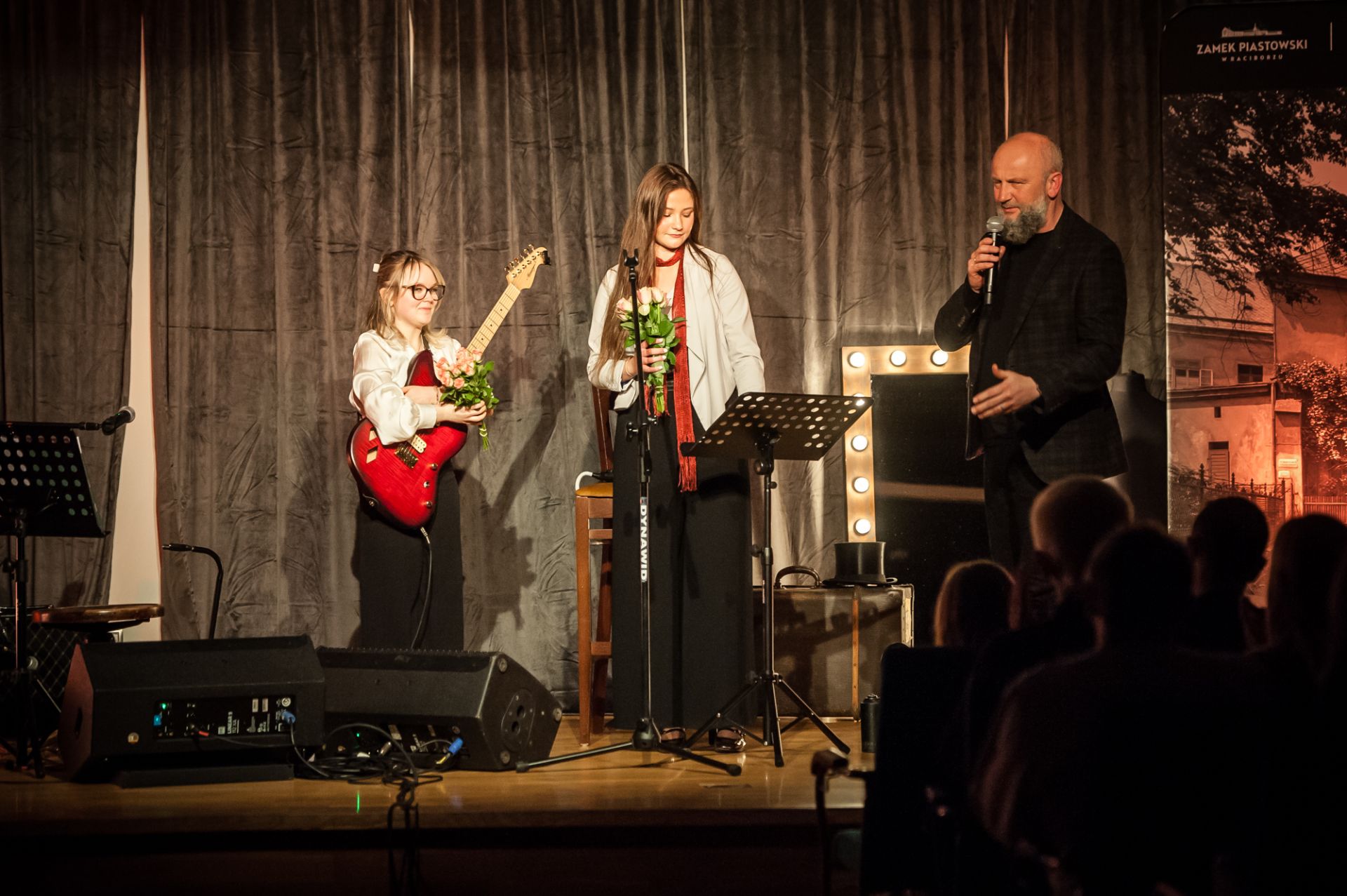 Na zdjęciu stoją od lewej: Anna Łahut, Łucja Kamalla oraz wicedyrektor Zamku Piastowskiego - Grzegorz Wawoczny