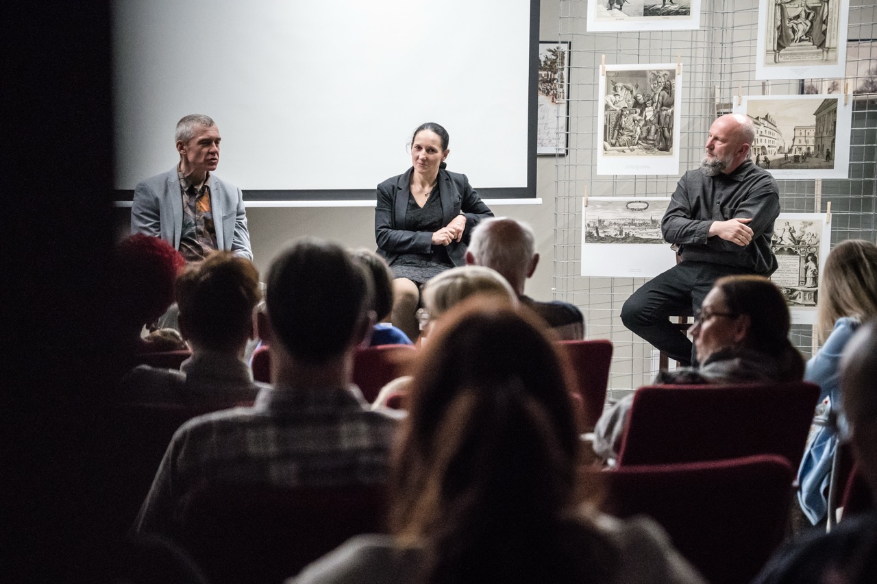 Na zdjęciu od lewej strony: Jan Gołębiowski, doktor Joanna Stojer-Polańska oraz wicedyrektor Zamku Piastowskiego Grzegorz Wawoczny