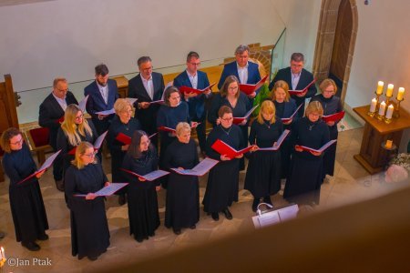 Pieśni wielkopostne w kaplicy zamkowej. Owacje na stojąco dla scholi &bdquo;Od Serca&rdquo;