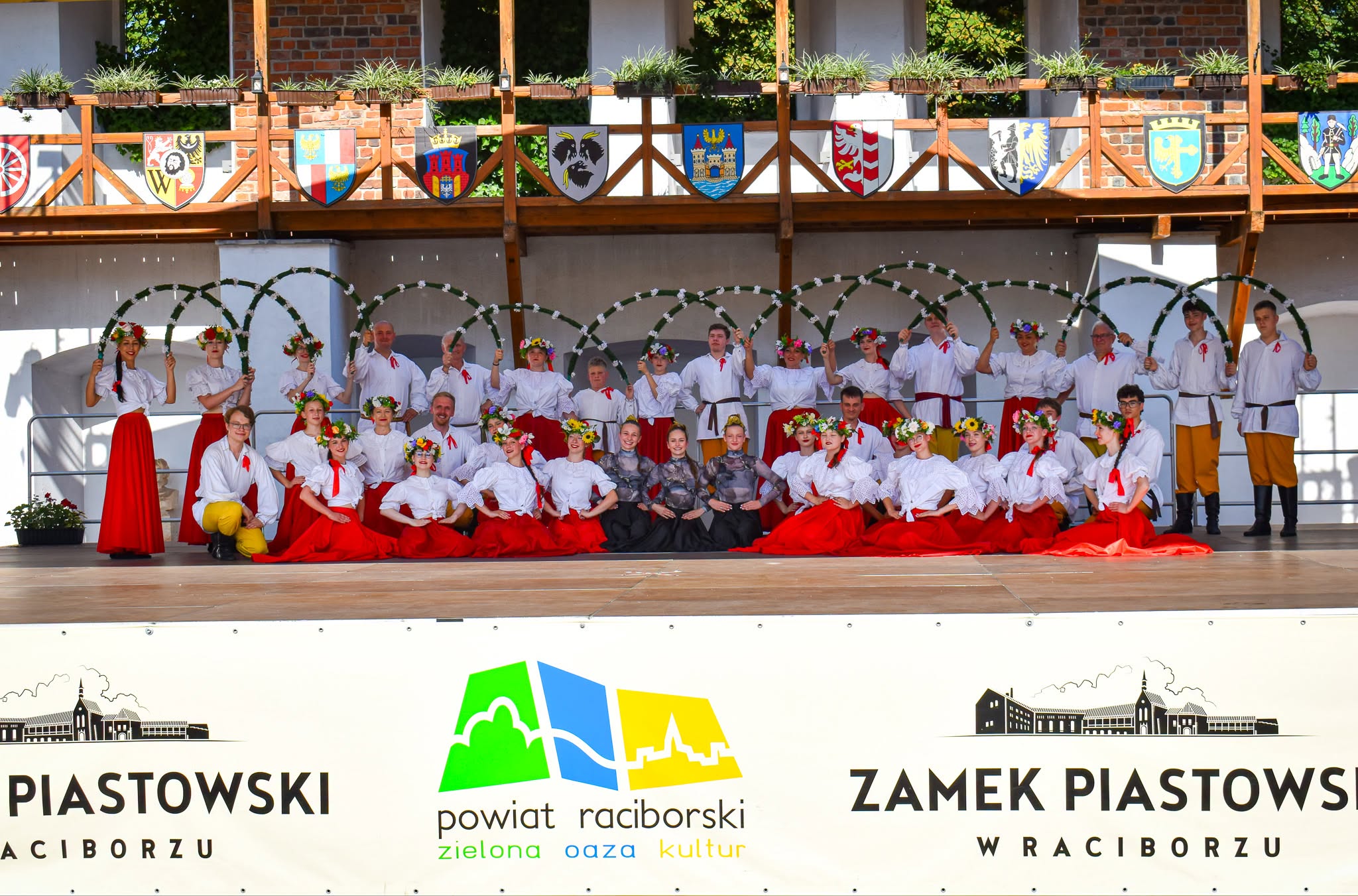 Na zdjęciu członkowie Stowarzyszenia Kultury Ziemi Raciborskiej &bdquo;Źr&oacute;dło&rdquo; podczas występu na Zamku Piastowskim