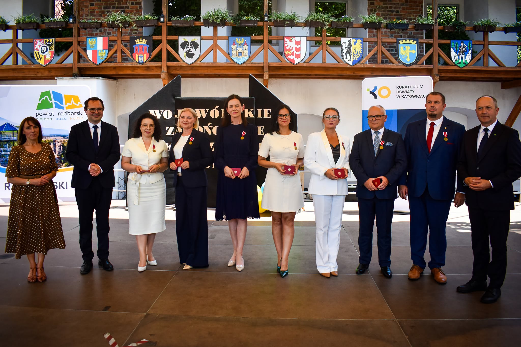 Na zdjęciu nagrodzeni Medalami Komisji Edukacji Narodowej