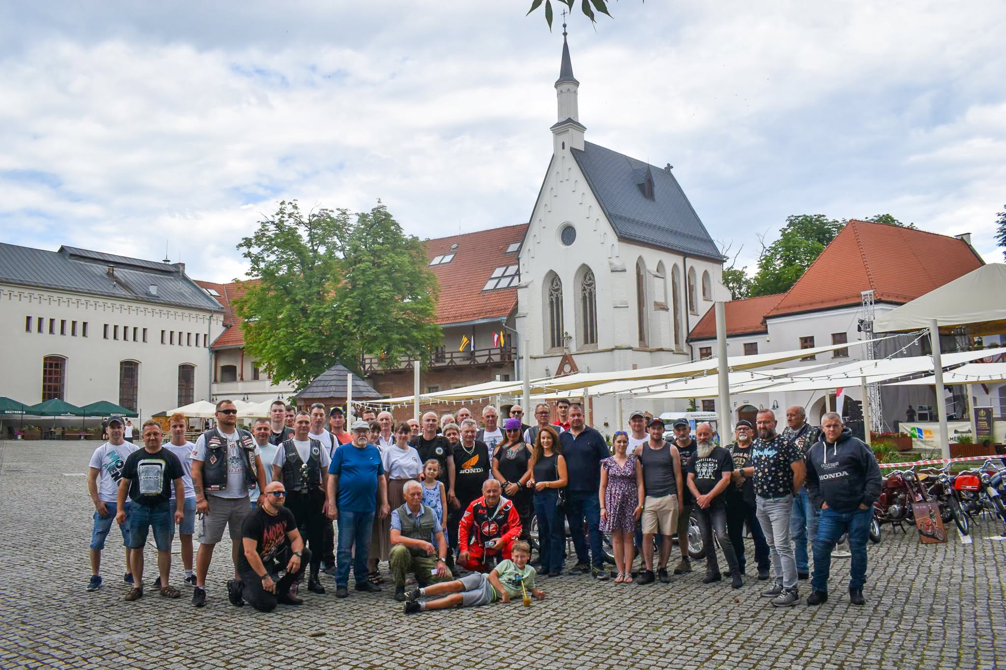 Na zdjęciu uczestnicy zlotu motocykli XX wieku na dziedzińcu Zamku Piastowskiego w Raciborzu