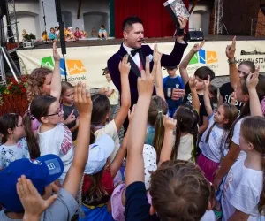 Wakacyjne atrakcje na zamkowym dziedzińcu przyciągnęły tłumy