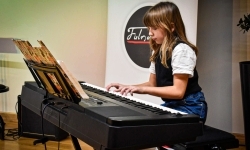 Muzyczne talenty na scenie Zamku Piastowskiego. Koncert uczniów ogniska muzycznego Fulnart (15)