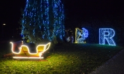 Pięknie oświetlony zamek gotowy na jarmark (11)