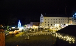 Pięknie oświetlony zamek gotowy na jarmark (14)