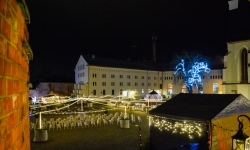 Pięknie oświetlony zamek gotowy na jarmark (15)