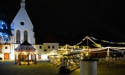 Pięknie oświetlony zamek gotowy na jarmark (17)