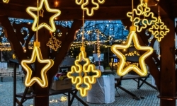 Pięknie oświetlony zamek gotowy na jarmark (3)