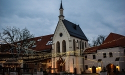 Pięknie oświetlony zamek gotowy na jarmark (11)