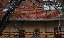 Pięknie oświetlony zamek gotowy na jarmark (18)
