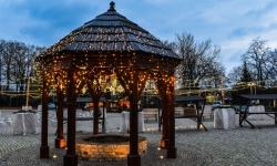 Pięknie oświetlony zamek gotowy na jarmark (19)