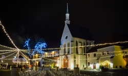 Pięknie oświetlony zamek gotowy na jarmark (9)