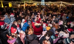 Bajkowy zamek znów przyciągnął tłumy. Na dziedziniec wjechał Święty Mikołaj w saniach (10)
