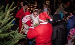 Bajkowy zamek znów przyciągnął tłumy. Na dziedziniec wjechał Święty Mikołaj w saniach (12)
