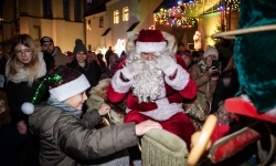 Bajkowy zamek znów przyciągnął tłumy. Na dziedziniec wjechał Święty Mikołaj w saniach (17)