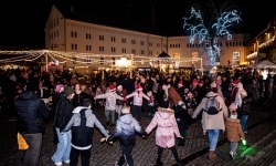 Bajkowy zamek znów przyciągnął tłumy. Na dziedziniec wjechał Święty Mikołaj w saniach (1)
