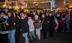Bajkowy zamek znów przyciągnął tłumy. Na dziedziniec wjechał Święty Mikołaj w saniach (16)
