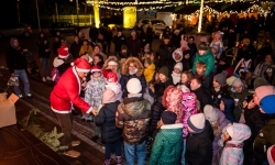 Bajkowy zamek znów przyciągnął tłumy. Na dziedziniec wjechał Święty Mikołaj w saniach (3)